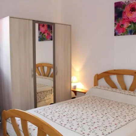 Apartment Avec Terrasse, 6 Couchages, A 2 Pas De La - - Fr-1-229-777